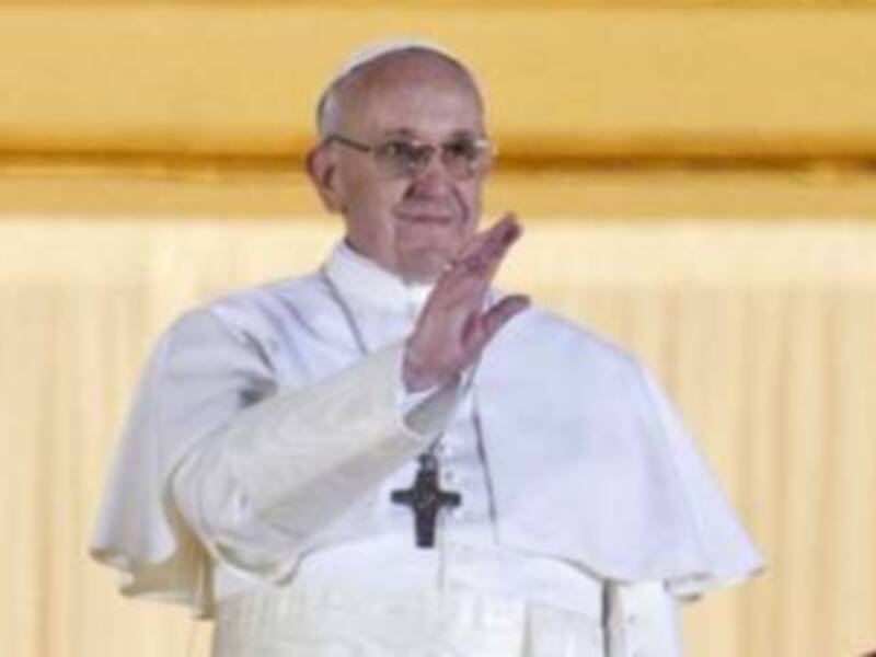 Habemus Papam- hoy  a las 19:10 h. comenzó a salir humo blanco en la fumata del Conclave. Una más tarde el nuevo Papa se llamará Francisco I.