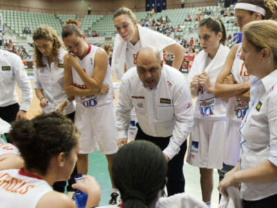 Clínic en el Club Náutico Sevilla del seleccionador español femenino de baloncesto, Lucas Mondelo