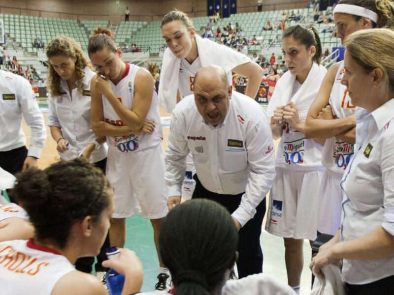 Clínic en el Club Náutico Sevilla del seleccionador español femenino de baloncesto, Lucas Mondelo