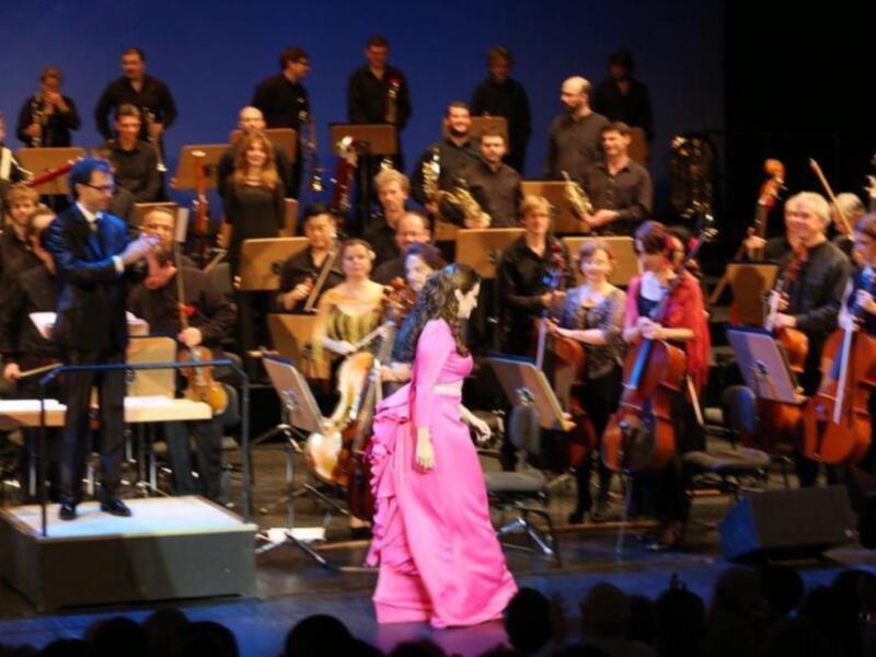 Sensacional Erika Leiva en el concierto de feria del Teatro Maestranza con la orquesta sinfónica de Sevilla 