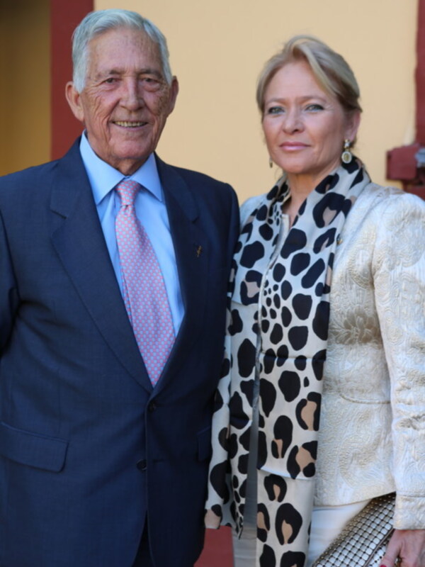 PACO CAMINO, JUNTO A SU ESPOSA, ISABEL SANCHEZ , RECOGIÓ MEDALLA DE ORO PROVINCIA DE SEVILLA