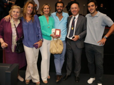 Jose Manuel Soto con toda su familia, reciben medallas de Sevilla