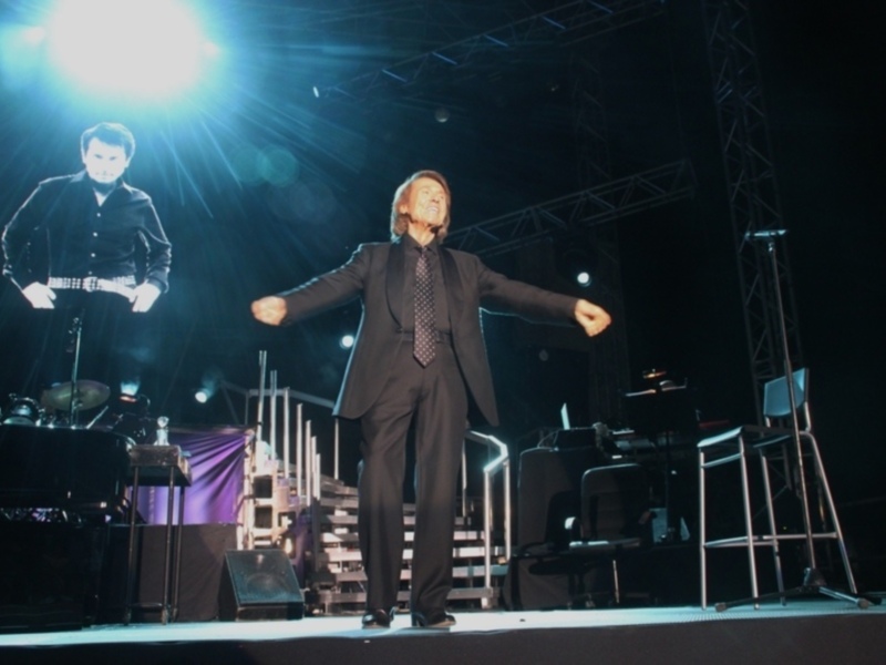 Concierto en el Club Vera de Mar, de La Antilla/ RAPHAEL, MÁS ALLÁ DEL URANIO