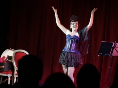 Paz de Alarcón y sus mujeres de Cabaret en Triana