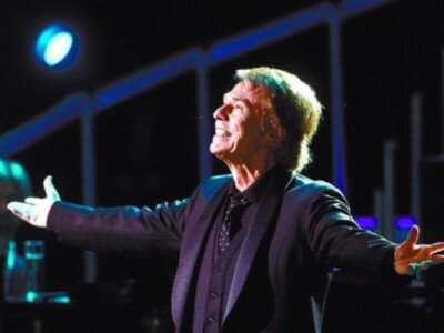 RAPHAEL PROMETE A SEVILLA VOLVER TODOS LOS AÑOS El delirio del público arrancó este compromiso del corazón del artista