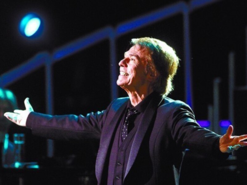 RAPHAEL PROMETE A SEVILLA VOLVER TODOS LOS AÑOS El delirio del público arrancó este compromiso del corazón del artista