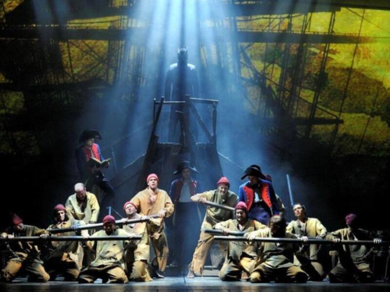 Cronica de Jose Maria Fuertes del exito arrollador de Los Miserables en Fibes Sevilla  