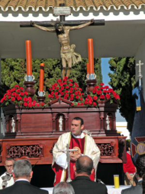 Sevilla.El Cristo del Buen Fin presidio la misa por todos los santos difuntos en el cementerio de Alcalá del Río.
