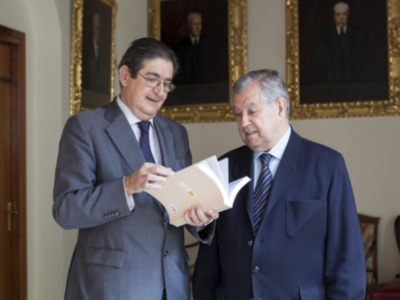 Donación al Colegio de Abogados del tratado sobre Protocolo en Sevilla de Mauricio Domínguez-Adame