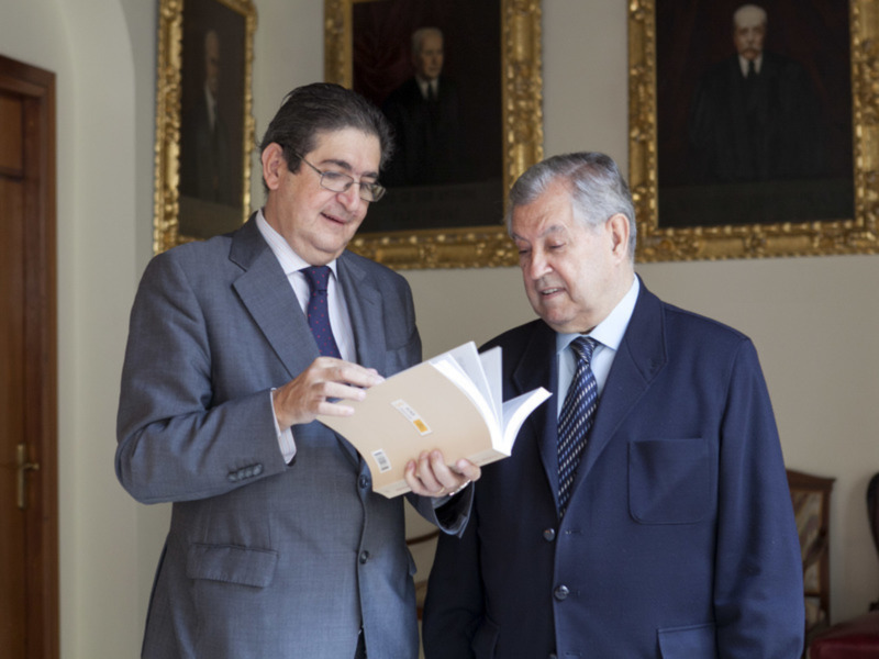 Donación al Colegio de Abogados del tratado sobre Protocolo en Sevilla de Mauricio Domínguez-Adame