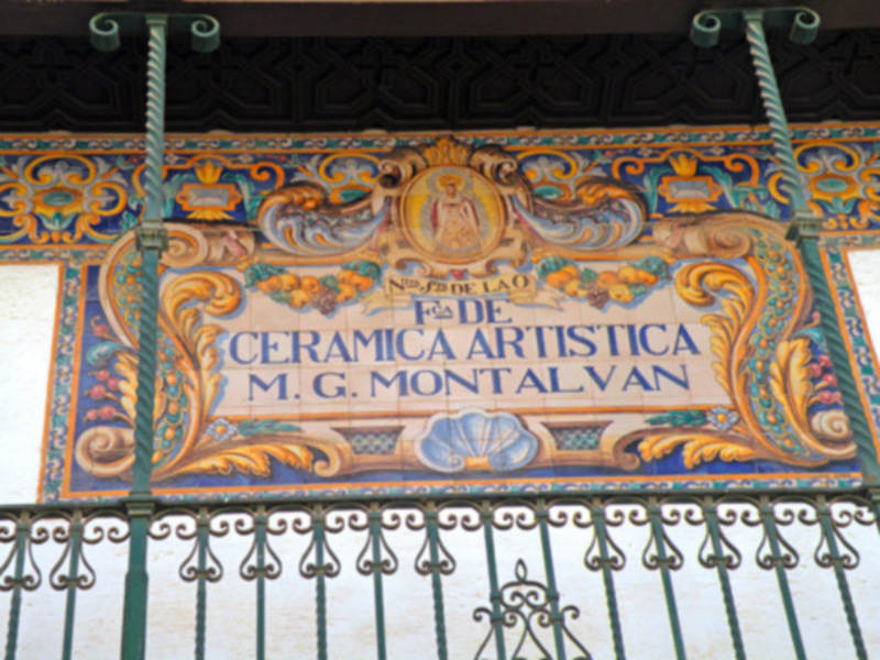 Sevilla. Callejeando por Triana con el VI encuentro de los colaboradores y simpatizantes de los Retablos  Cerámicos y de la Cerámica Niculoso Pisano.