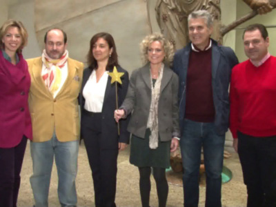 ESTRELLAS A TRES BANDAS Las fundaciones Pequeño Deseo y Cajasol presentan su gran gala benéfica ES NAVIDAD...