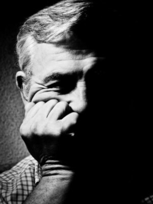 Fernando Morales presentara su primer libro Nadie me esperaba ,este viernes 13 a las 8.30 en la Casa de la Provincia de Sevilla,