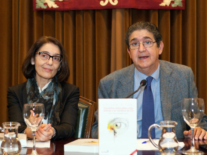 Presentado en Sevilla un Libro sobre los primeros Encuentros restaurativos entre victimas de ETA y ex miembros de la banda terrorista