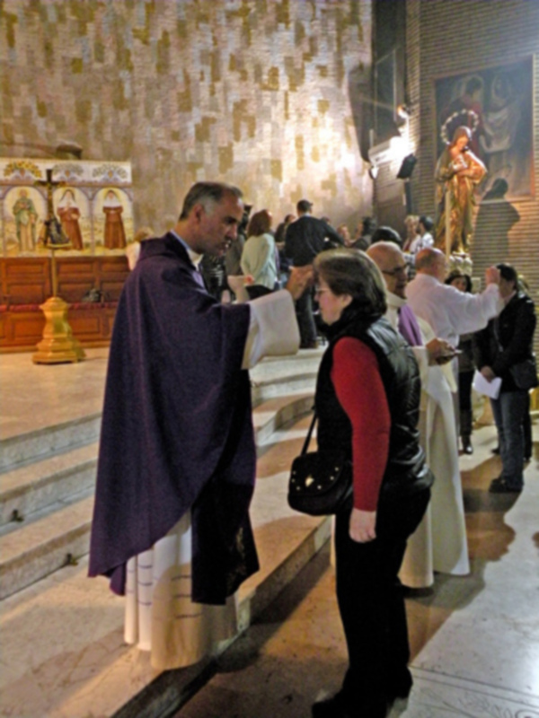 Sevilla.El miércoles de ceniza, comienza la cuaresma en la parroquia de Sta. María de las Flores de Sevilla.