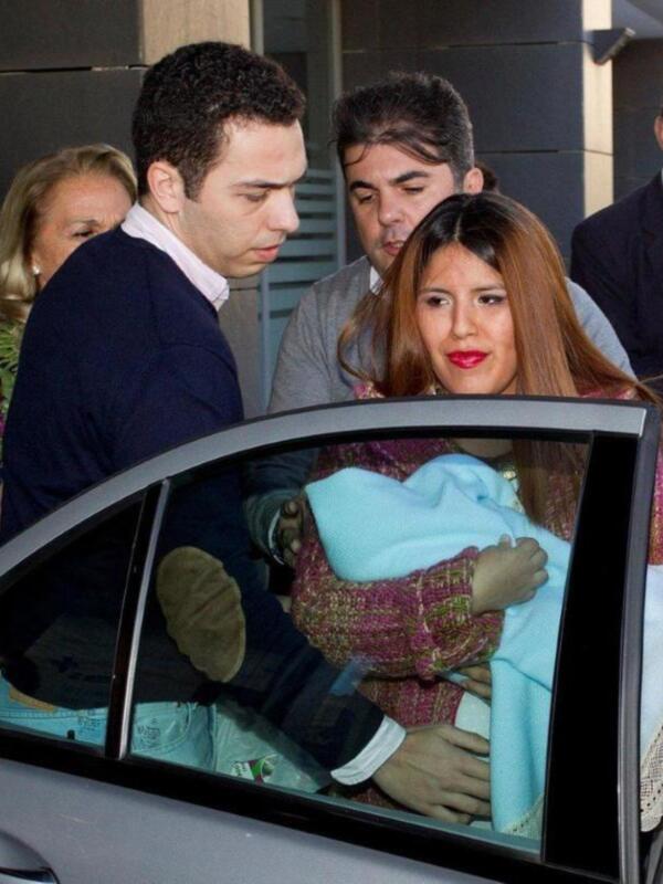 CHABELITA Y ALBERTO JUNTOS CON SU HIJO ABANDONAN EL HOSPITAL DE MALAGA DONDE NACIÓ