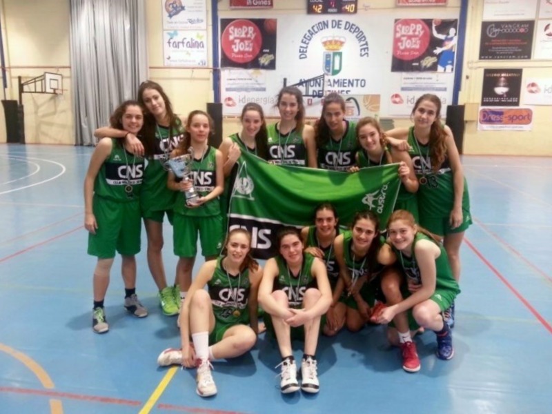 El equipo júnior femenino del Club Náutico Sevilla levanta el primer título provincial de baloncesto del curso