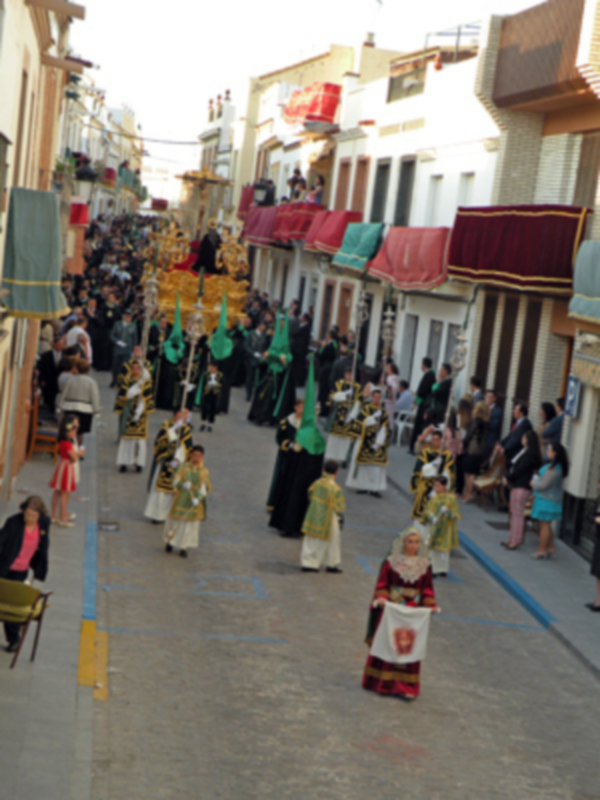 Provincia de Sevilla.  Esplendor de Jueves Santo a treinta grado en Alcalá del Río 