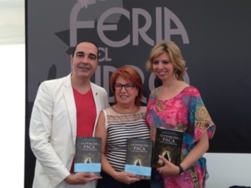 Video Marina Bernal presentó a Rosa Villacastín con su novela La princesa Paca en la Feria del Libro de Sevilla