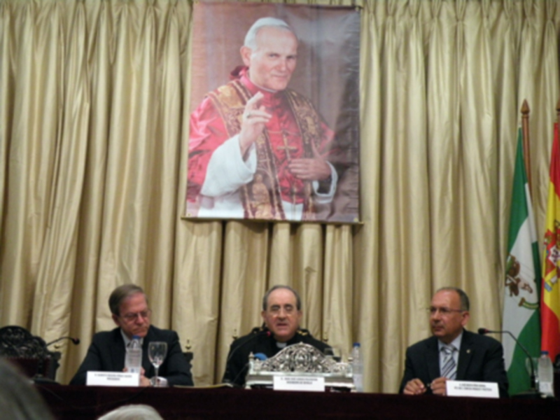 Sevilla. Monseñor Ajenjo Pelegrina  pronunció en el Ateneo la conferencia ÂJuan Pablo II, las lecciones de un Papa Santo.