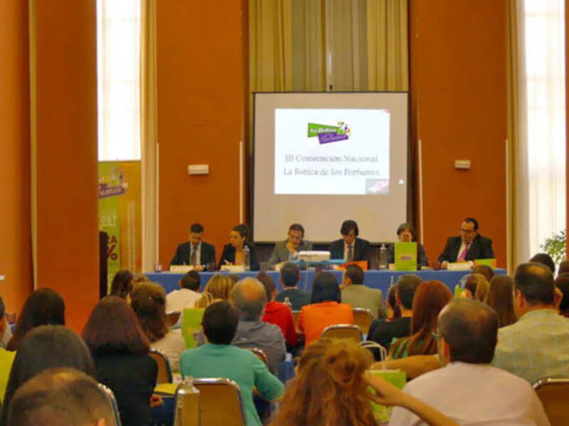 Conferencia III Convención Nacional de La Botica de los Perfumes, reunión de expertos en un auditorio bien iluminado.