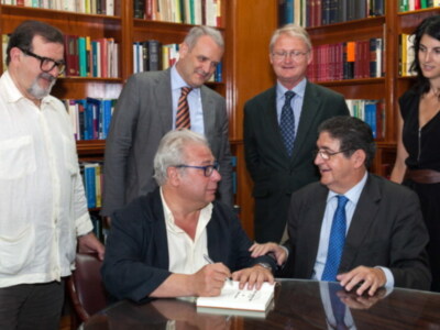 Fernando Orgambides entrego a la Biblioteca del Colegio de Abogados de Sevilla su ultimo libro sobre el abogado Manuel Rodriguez Piñero
