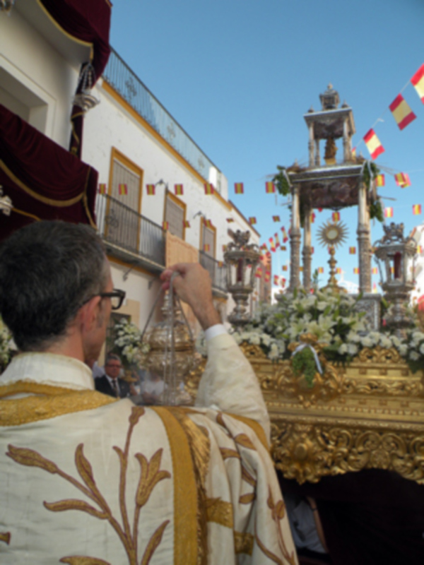 Provincia de Sevilla. La localidad de Alcalá del Río, fue un breve cielo en la tierra, porque Dios se hizo presencia en la Procesión Eucarística