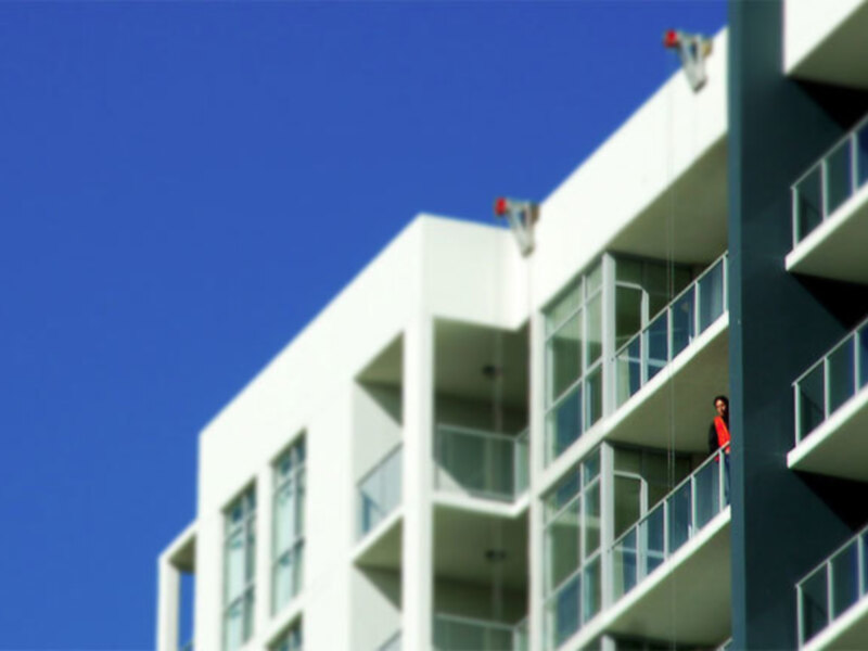 Los robos en viviendas durante el verano pueden evitarse con la contratación de conserjes profesionales, según Caralin Group