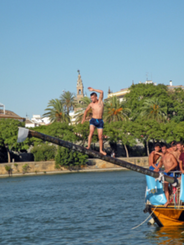 Sevilla.  La cucaña vestigio primitivo en la velá de Triana. 