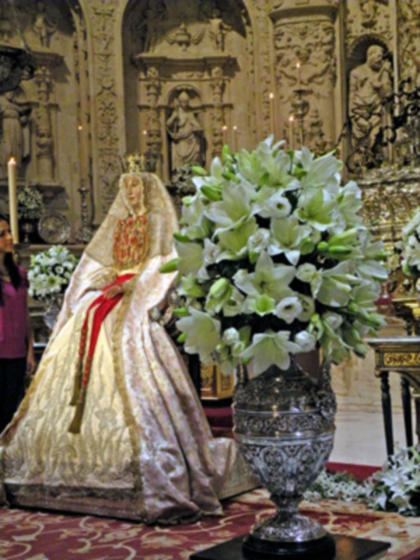 Sevilla. La Virgen de los Reyes estreno un nuevo manto en su besamanos por las Hermanas de la Cruz 