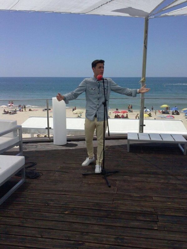 El Romántico de la Rumba pasea su romanticismo por las playas de Huelva