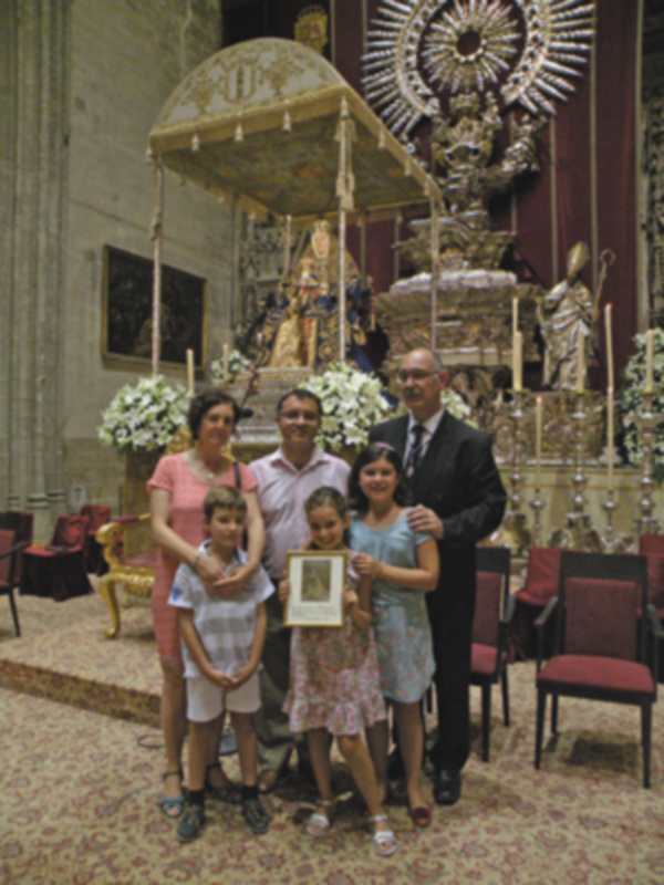 Sevilla.  Rosario en familia por el matrimonio Bermúdez y Barquera con sus hijos en el séptimo día de la novena a la Virgen  de los Reyes.