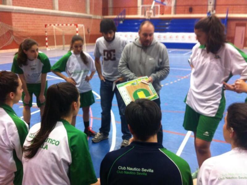 Entrenamiento de fútbol sala en el Club Náutico Sevilla, con el equipo en una reunión táctica.