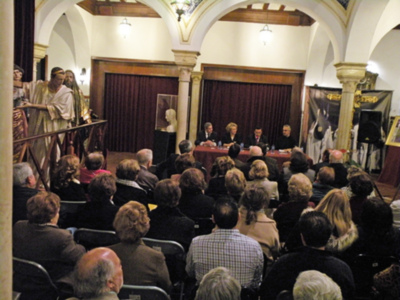 Sevilla. La periodista sevillana Irene Gallardo presentó su libro ?Tiempo para la memoria? en el patio del Círculo Mercantil.