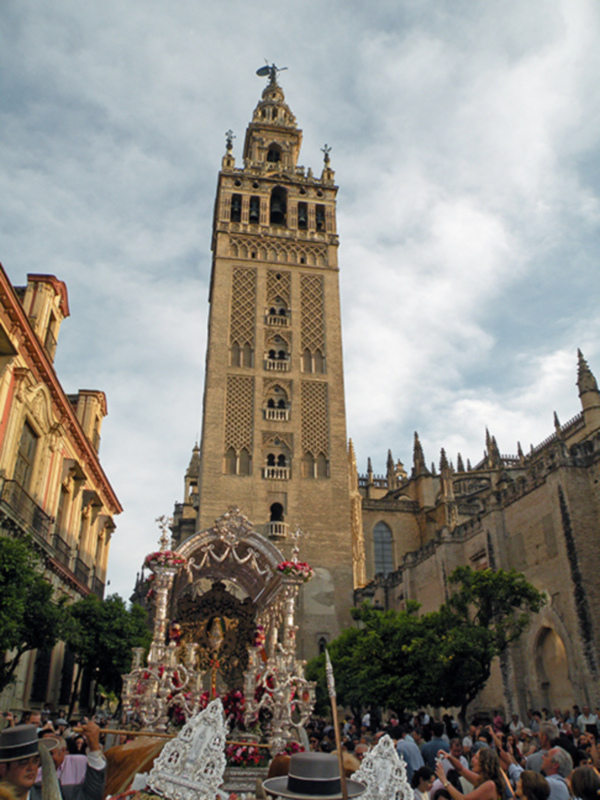 Sevilla.  El Simpecado del Rocío de Sevilla, fue trasladado de vuelta a su sede de la Colegiata del Salvador.