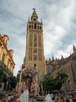 Sevilla.  El Simpecado del Rocío de Sevilla, fue trasladado de vuelta a su sede de la Colegiata del Salvador.