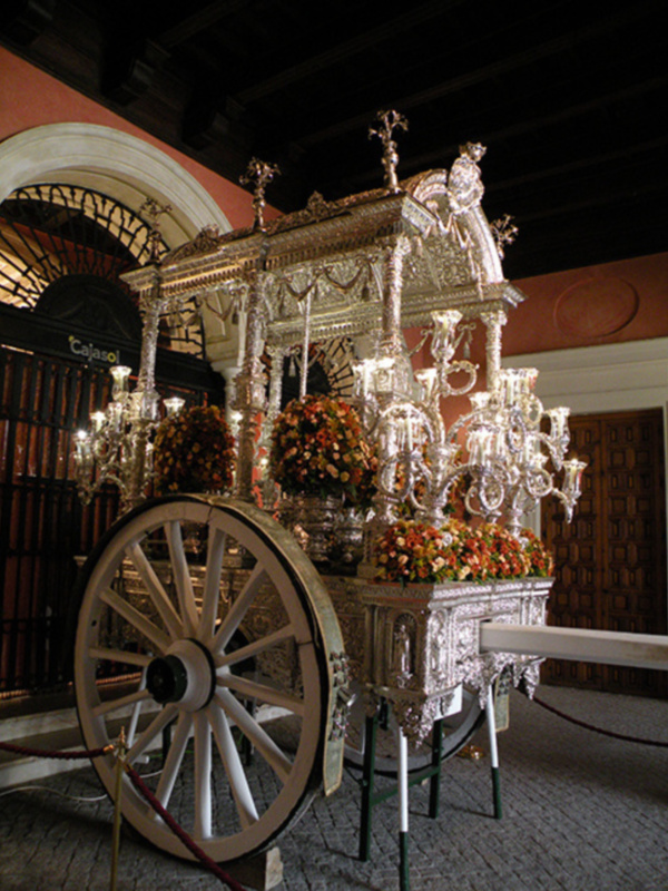 Sevilla.La exposición de los tesoros del Museo del Rocío de Almonte en la Fundación Cajasol de Sevilla.