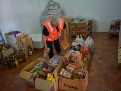 Cruz Roja Española recoge 340 kilos de alimentos en la campaña ?Por una dieta rica en solidaridad? en Chipiona