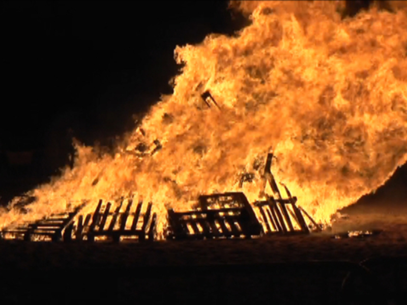 Las hogueras de San Juan mostraron su rechazo a los mentirosos y acosadores que se esconden tras una imagen falsa.(Chipiona)