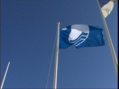El Ayuntamiento de Chipiona recoge las Banderas Azules de todo su litoral desde Puerto Chipiona hasta La Ballena
