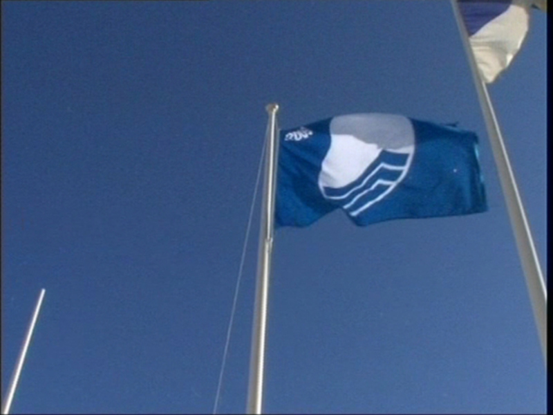 El Ayuntamiento de Chipiona recoge las Banderas Azules de todo su litoral desde Puerto Chipiona hasta La Ballena