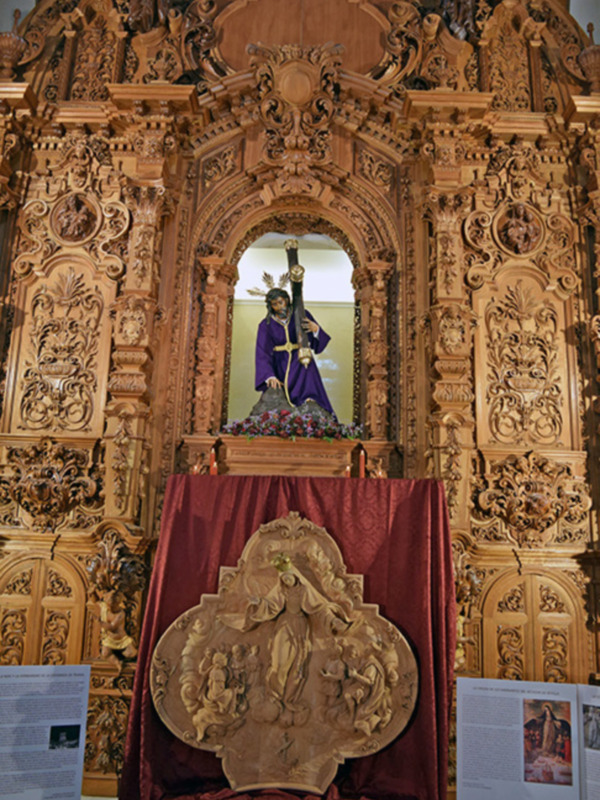 Sevilla. Expuesto el alto relieve que coronará el Retablo de Guzmán Bejarano para  el Cristo de las Tres Caídas.