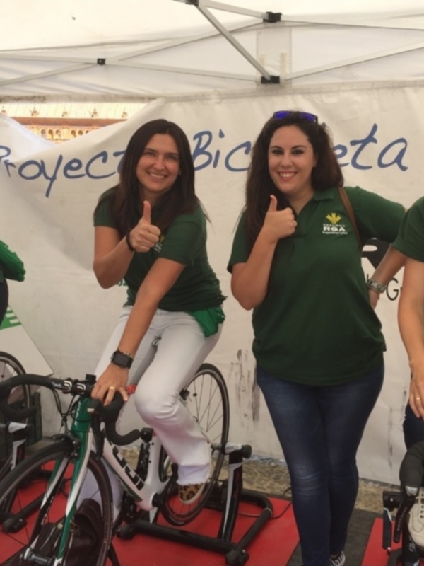 Más de 2000 sevillanos participan en la Bicicleta solidaria en Sevilla de Caja Rural del Sur-Seguros RGA convirtiendo sus pedaleos en alimentos