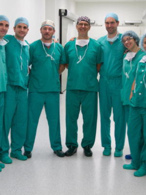 Médicos europeos viajan a Sevilla para formarse en técnicas artroscópicas en el Servicio de Traumatología del Hospital Viamed Santa Ángela de la Cruz