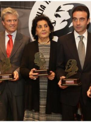 Enrique Ponce recibe el Premio Juan Belmonte junto a Espartaco por sus 25 años en los ruedos