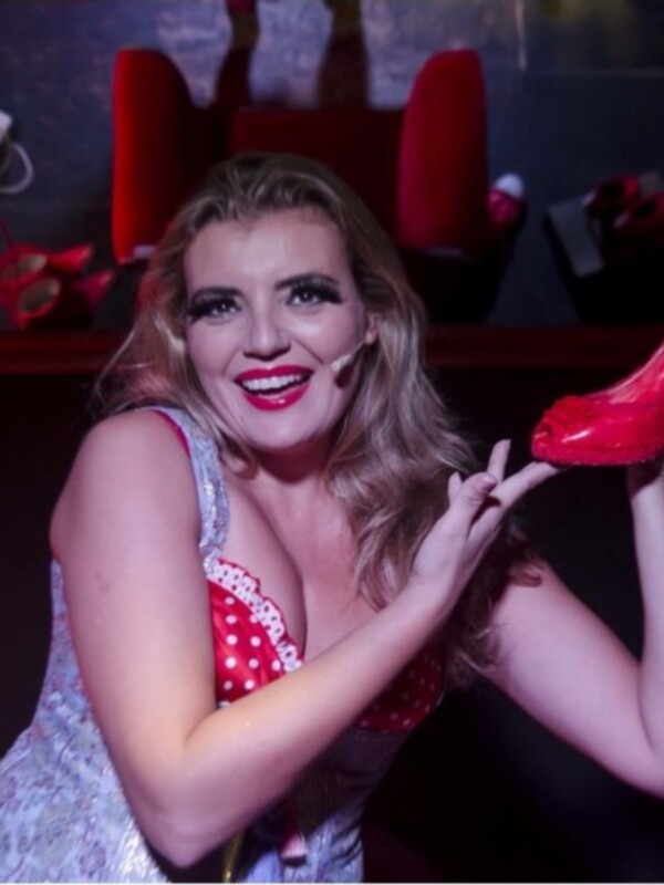 Paz Alarcón estrena zapatos en su último monólogo, "Paz y sus zapatos"