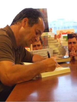 LUIS ANGUITA JUEGA FIRMARÁ EJEMPLARES DE SU ÚLTIMA NOVELA 2ESTA NOCHE VOLVERÉ A BUSCARTE2, DE EDICIONES CARENA, EN ANDALUCÍA