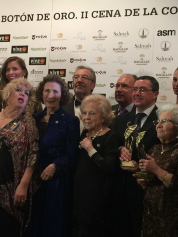 La II Cena de la Costura, organizada por el Gremio de sastres y modistas de Sevilla, celebró el pasado viernes sus premios, botones de oro y nácar en el Círculo Mercantil de Sevilla con más de 160 asistentes.