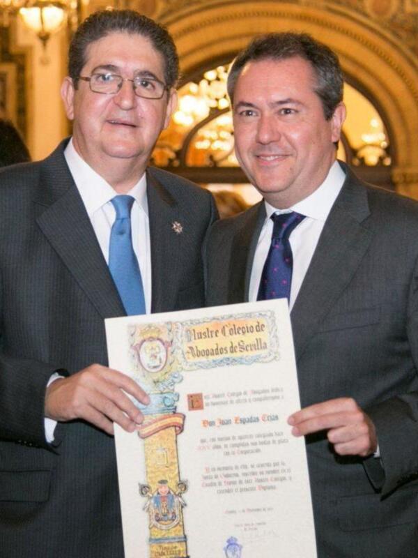 JOSE JOAQUIN GALLARDO  ENTREGA AL ALCALDE JUAN ESPADA SU DIPLOMA DE 25 AÑOS DE COLEGIADO COMO ABOGADO .