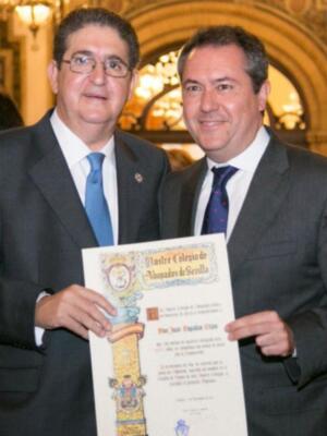 JOSE JOAQUIN GALLARDO  ENTREGA AL ALCALDE JUAN ESPADA SU DIPLOMA DE 25 AÑOS DE COLEGIADO COMO ABOGADO .